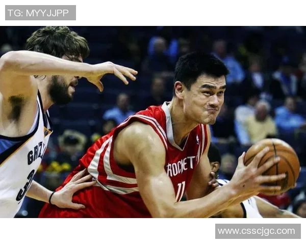 姚明拍板凳引发热议球场上的沉默与坚持背后的故事