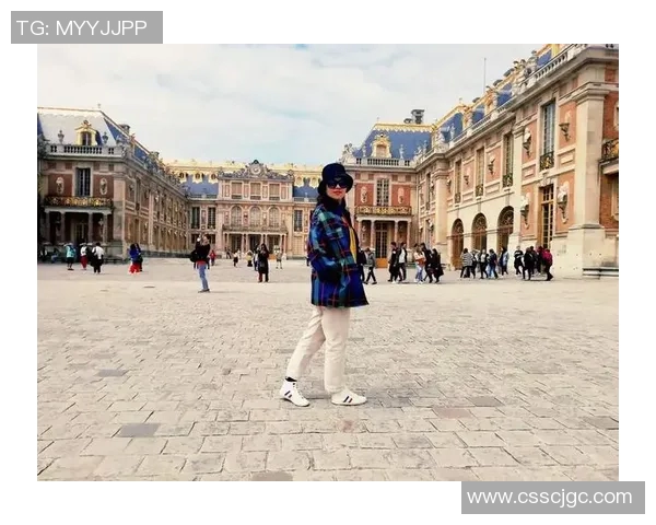 足球明星街头闲逛时尚瞬间捕捉展现他们的生活与魅力 足球明星街头闲逛时尚瞬间捕捉展现他们的生活与魅力